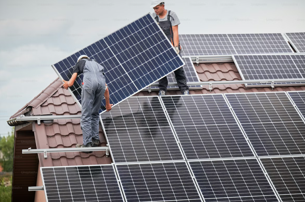 Toiture résidentielle équipée de panneaux solaires sous un ciel dégagé
